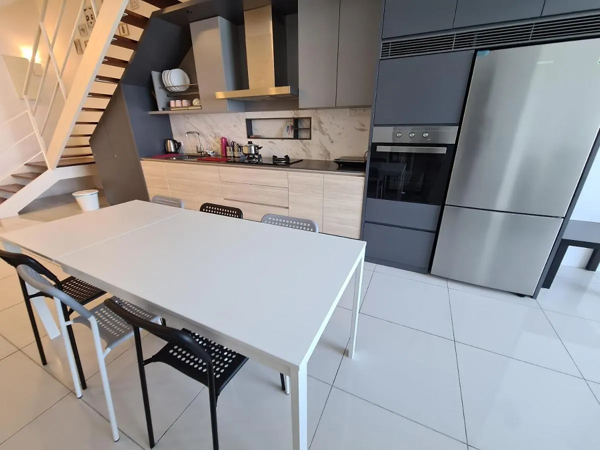 Sunrise Gurney Executive Premium Suite George Town Apartment
